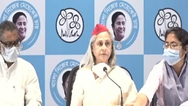 কৃষ্ণনগরে একাই প্রচারে জয়া কৃষ্ণনগরে একাই প্রচারে জয়া