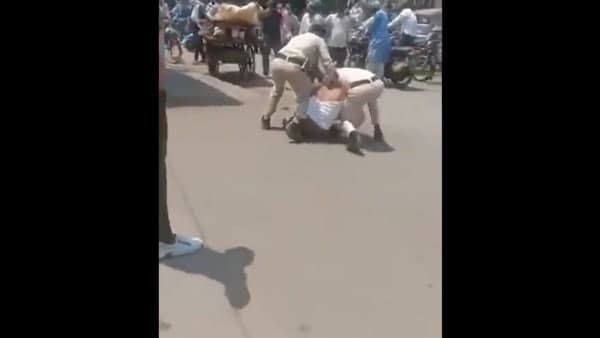অটোচালককে মার পুলিশের অটোচালককে মার পুলিশের