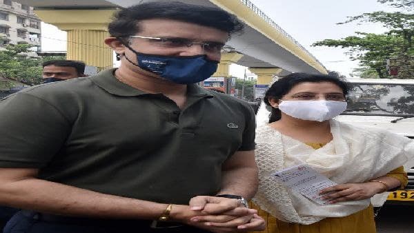 চেন্নাই থেকে শহরে ফিরেই ভোট দিলেন সস্ত্রীক সৌরভ চেন্নাই থেকে শহরে ফিরেই ভোট দিলেন সস্ত্রীক সৌরভ