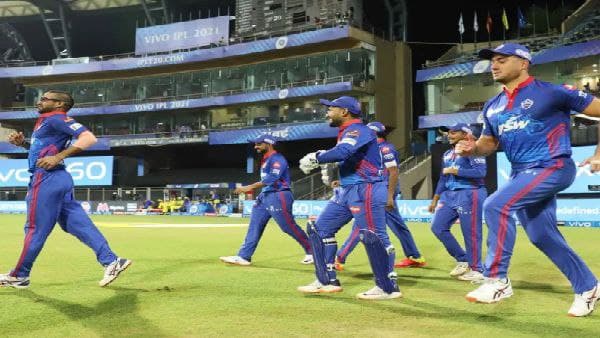 মুখোমুখি দুই দল