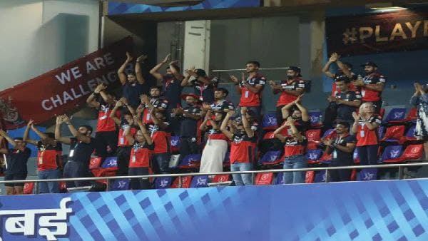 গ্যালারিতে অনুষ্কা, মাঠে বিরাট