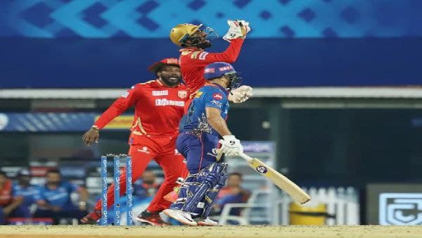 রোহিতের অর্ধশতরানেও বড় রান তুলতে ব্যর্থ মুম্বই ইন্ডিয়ান্স