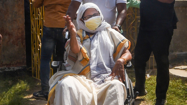 দু'ঘণ্টা বয়ালের বুথে ছিলেন মমতা