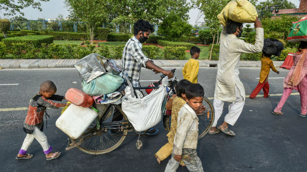 অসহায় পরিযায়ী শ্রমিক