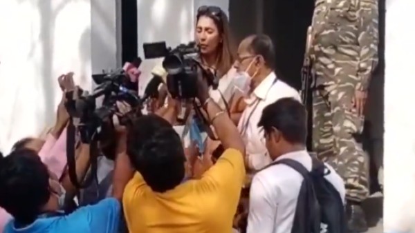সকাল থেকে ইভিএম খারাপ সকাল থেকে ইভিএম খারাপ