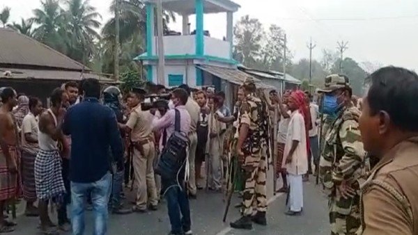 শীতলকুচিতে কেন্দ্রীয় বাহিনীর গুলিতে মৃত ৪ শীতলকুচিতে কেন্দ্রীয় বাহিনীর গুলিতে মৃত ৪