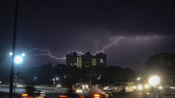 ঝোড়ো হওয়ার সঙ্গে বজ্রবিদ্যুতের সম্ভাবনা
