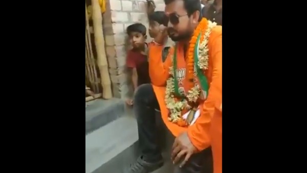  প্রচারে বেরিয়ে টাকা বিলি