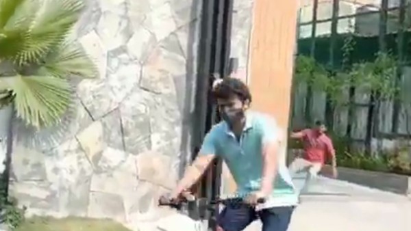 সাইকেল চেপেই বুথে বিজয় সাইকেল চেপেই বুথে বিজয়