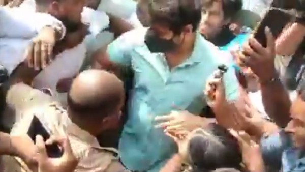 ‘মাস্টরকে’ ঘিরে জনতার উচ্ছ্বাস ছিল চোখে পড়ার মতো ‘মাস্টরকে’ ঘিরে জনতার উচ্ছ্বাস ছিল চোখে পড়ার মতো