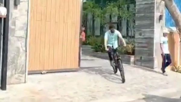 পেট্রোপণ্যের মূল্যবৃদ্ধির জেরে অভিনব প্রতিবাদ পেট্রোপণ্যের মূল্যবৃদ্ধির জেরে অভিনব প্রতিবাদ