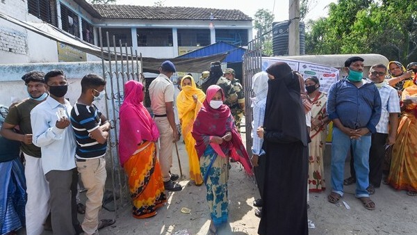 চাকুলিয়ার বিনারগাঁওয়ে ভোটাররা টাকা তুলে দিলেন প্রার্থীকে