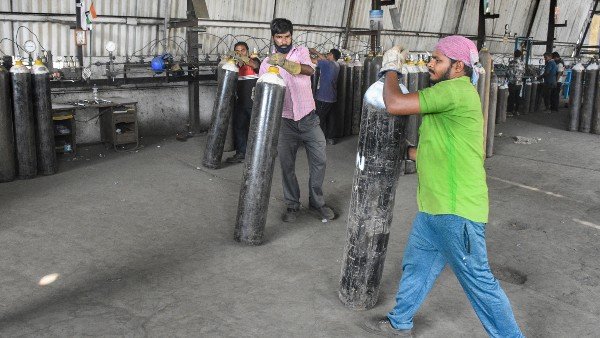 খালি অক্সিজেন সিলিন্ডার সংগ্রহের নির্দেশ