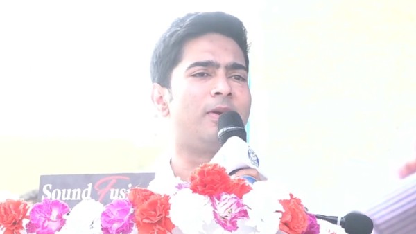 ত্রাণ শিবির পরিদর্শণে অভিষেক