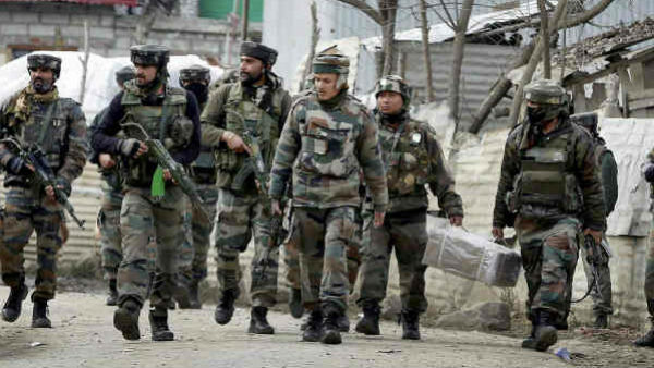 পাল্টা গুলি জঙ্গিদের পাল্টা গুলি জঙ্গিদের