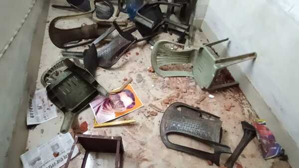 কোভিড প্রোটোকল মেনে ধরনার ডাক কোভিড প্রোটোকল মেনে ধরনার ডাক