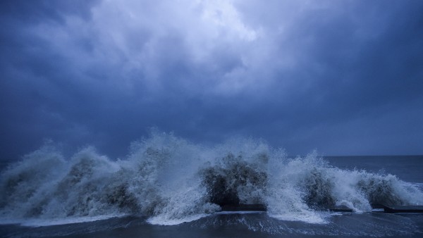 লন্ডভন্ড হয় আমেরিকা লন্ডভন্ড হয় আমেরিকা