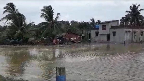বাঁধ ছাপিয়ে গ্রামে জল ঢুকতে শুরু