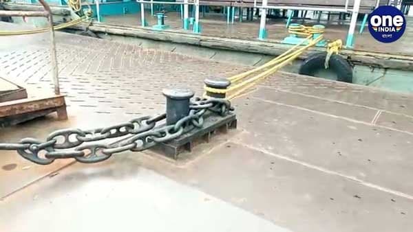 লোহার চেনের সাহায্যে বেঁধে রাখা লঞ্চগুলি 