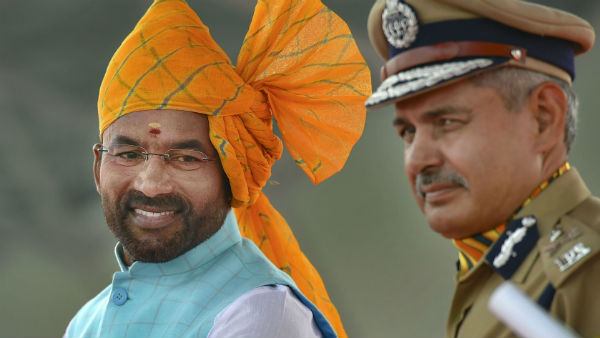  কেন্দ্রীয় মন্ত্রী 'দান' করলেন চিপস 