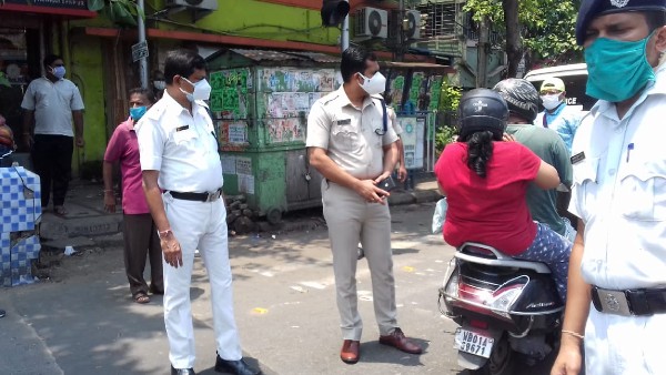 রাস্তায় নাকা চেকিং