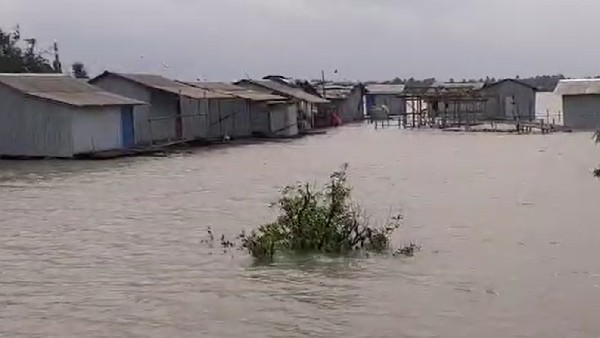 ভেসে গিয়েছে ফ্রেজারগঞ্জ, সন্দেশখালি