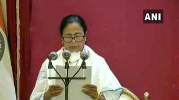 মুখ্যমন্ত্রী পদে তৃতীয়বারের জন্য শপথ মমতার