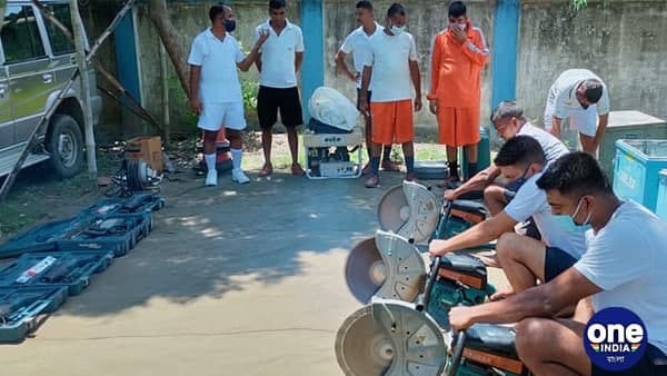 নৌকা থেকে সমস্ত সরঞ্জাম নিয়ে তৈরি এই টিম