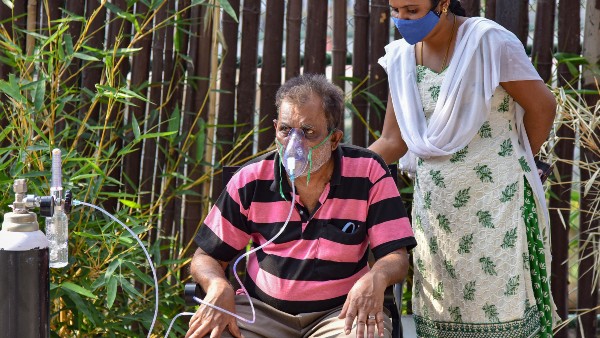 নিম গাছের নীচে রোগীরা শুয়ে নিম গাছের নীচে রোগীরা শুয়ে