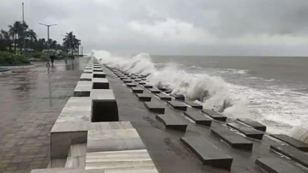 ঝড়ের অভিমুখ বদলের সম্ভাবনায় আপাত স্বস্তি