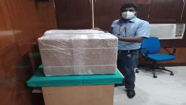 শহরের বিভিন্ন হাসপাতালে অক্সিজেন কনসেন্ট্রেটর দিচ্ছেন সৌরভ শহরের বিভিন্ন হাসপাতালে অক্সিজেন কনসেন্ট্রেটর দিচ্ছেন সৌরভ