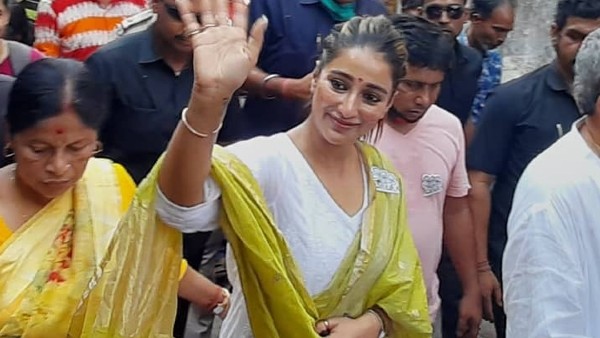 করোনা আবহে শহরের ক্ষুধার্তদের মুখে অন্ন জোগালেন অভিনেত্রী সায়ন্তিকা করোনা আবহে শহরের ক্ষুধার্তদের মুখে অন্ন জোগালেন অভিনেত্রী সায়ন্তিকা