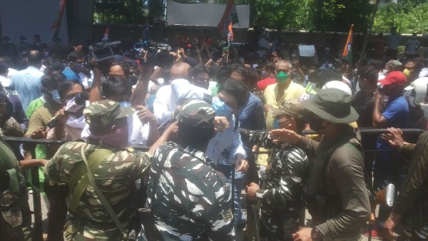 আরও উত্তেজনা ছড়ায় এলাকায় আরও উত্তেজনা ছড়ায় এলাকায়