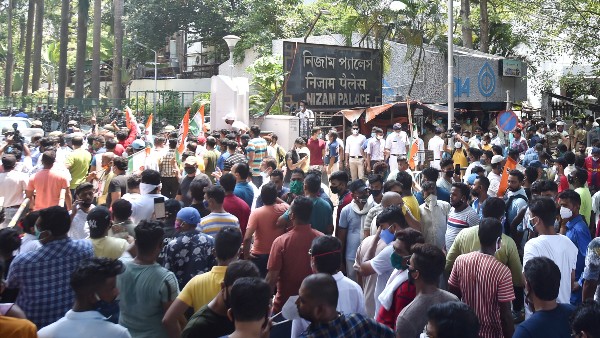 নিজাপ্যালেসে ধুন্ধুমার নিজাপ্যালেসে ধুন্ধুমার