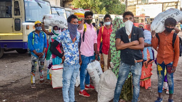 করোনা আবহে ফের মাথাচাড়া দিচ্ছে দেশের পরিযায়ী সঙ্কট করোনা আবহে ফের মাথাচাড়া দিচ্ছে দেশের পরিযায়ী সঙ্কট