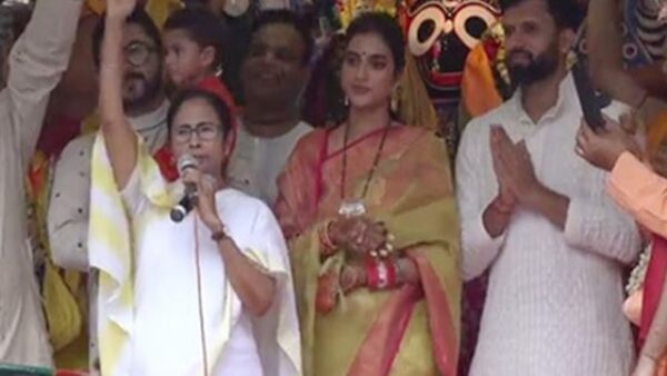 সিঁথিতে ছিল সিন্দুর, বিয়েতে গিয়েছিলেন মুখ্যমন্ত্রী সিঁথিতে ছিল সিন্দুর, বিয়েতে গিয়েছিলেন মুখ্যমন্ত্রী