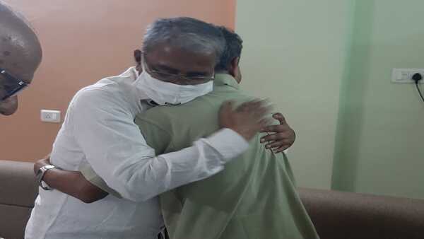 খলিলুর রহমামের সঙ্গে কোলাকুলি খলিলুর রহমামের সঙ্গে কোলাকুলি