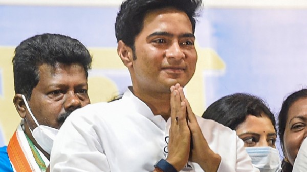মুকুলের স্ত্রীকে দেখতে গেলেন অভিষেক মুকুলের স্ত্রীকে দেখতে গেলেন অভিষেক