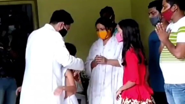 বজ্রঘাতে মৃতের বাড়িতে গিয়ে পাশে থাকার বার্তা অভিষেকের, জননেতা হয়ে ওঠার চেষ্টা বজ্রঘাতে মৃতের বাড়িতে গিয়ে পাশে থাকার বার্তা অভিষেকের, জননেতা হয়ে ওঠার চেষ্টা