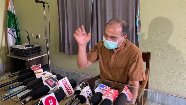 নিশানায় বিধানসভার অধ্যক্ষ নিশানায় বিধানসভার অধ্যক্ষ