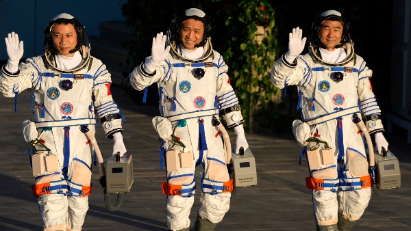 সাত ঘণ্টার যাত্রা শেষে অবশেষে মহাকাশে ৩ চিনা নভঃশ্চর সাত ঘণ্টার যাত্রা শেষে অবশেষে মহাকাশে ৩ চিনা নভঃশ্চর