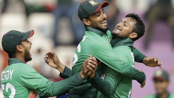ফ্যানের সঙ্গে সংঘর্ষ