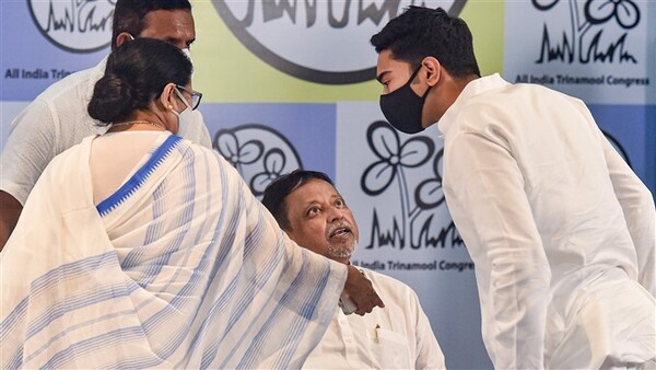 মুকুল রায় বিজেপিতে যোগ দেওয়ার পরেই জল্পনা শুরু মুকুল রায় বিজেপিতে যোগ দেওয়ার পরেই জল্পনা শুরু
