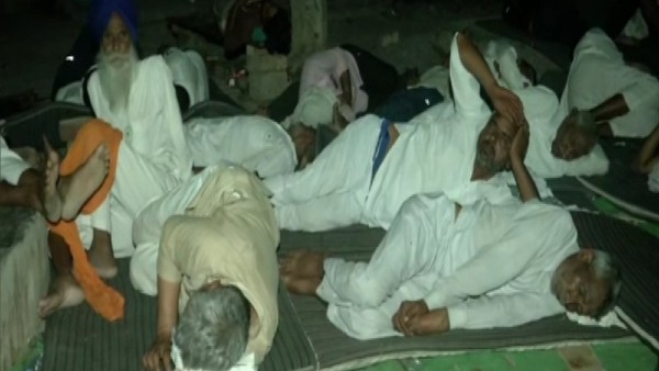 বিধায়কের বাড়ির সামনে বিক্ষোভ বিধায়কের বাড়ির সামনে বিক্ষোভ