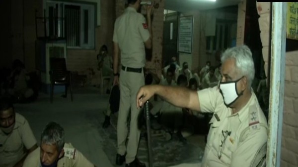 পুলিশ চত্ত্বরে দিন কাটাচ্ছেন কৃ্যকরা পুলিশ চত্ত্বরে দিন কাটাচ্ছেন কৃ্যকরা