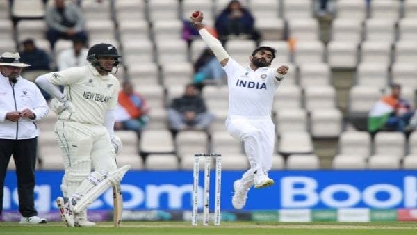 কোন জার্সি পরে নেমেছিলেন বুমরাহ