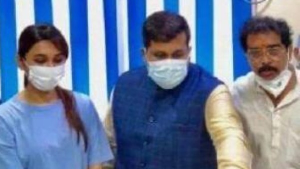 ফলকে মন্ত্রী, বিধায়ক, সাংসদের সঙ্গে দেবাঞ্জনের নাম