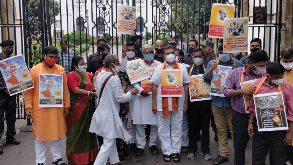 বিধানসভার গেটে দাবি বিধানসভার গেটে দাবি