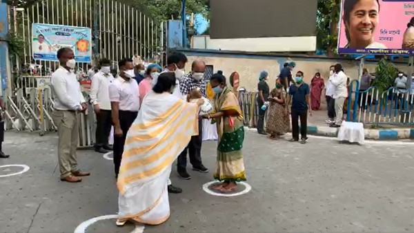 ত্রাণ বিলি মমতার