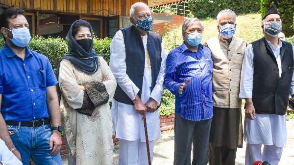 বিশ্বাসঘাতকতা করছে কেন্দ্র